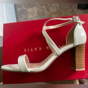 SZ 7.5 Kelly and Katie New white heels